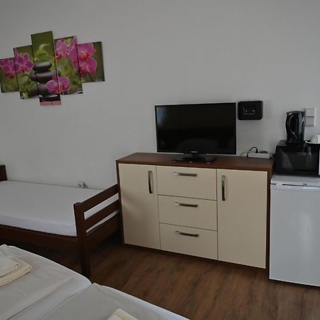 Pension Haus Nova Wiener Neustadt Esterno foto