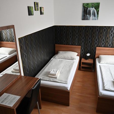 Pension Haus Nova Wiener Neustadt Esterno foto