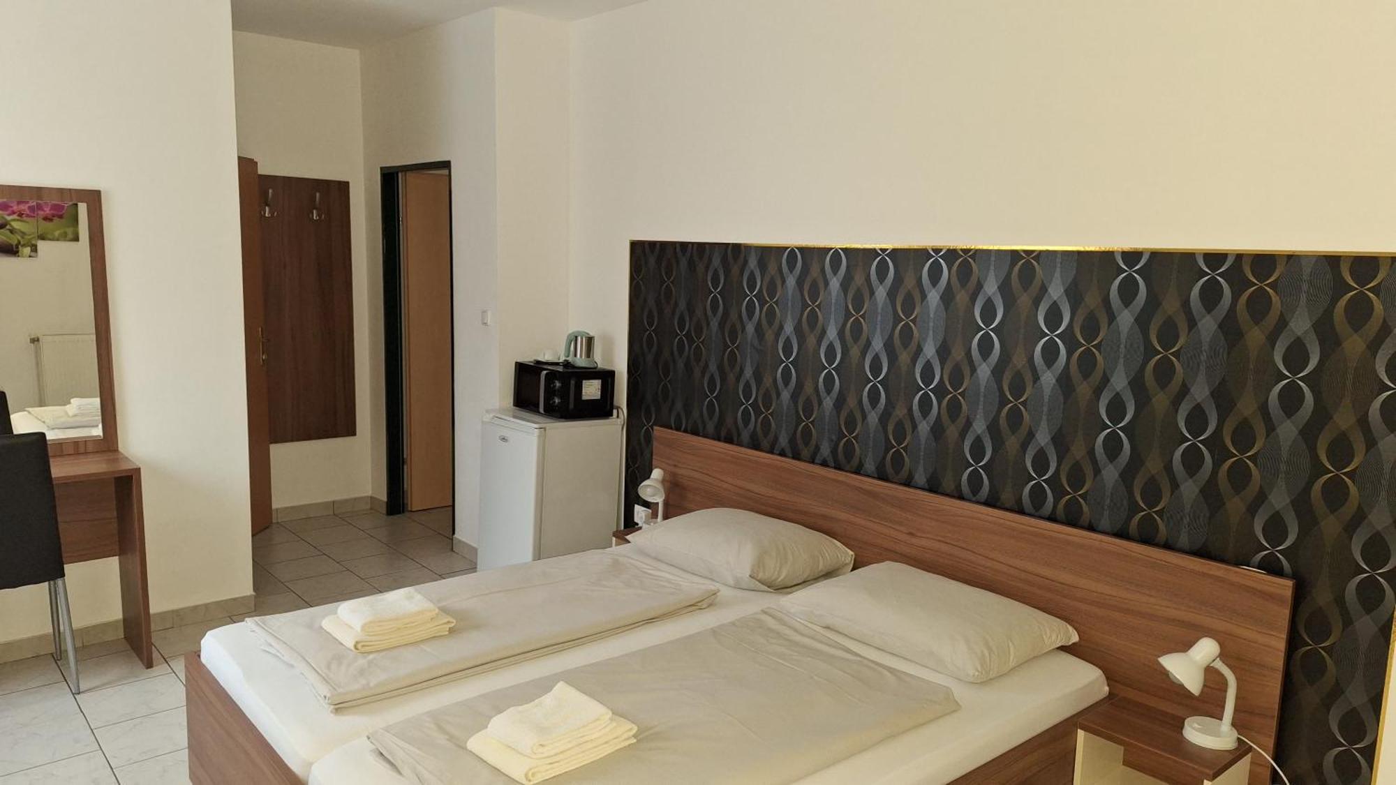 Pension Haus Nova Wiener Neustadt Esterno foto