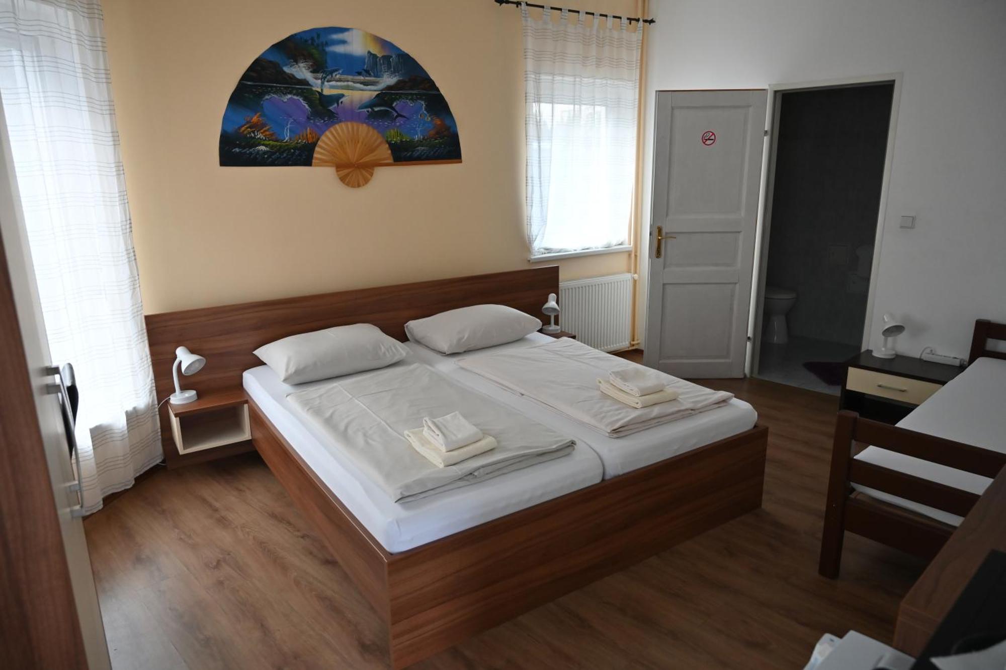 Pension Haus Nova Wiener Neustadt Esterno foto