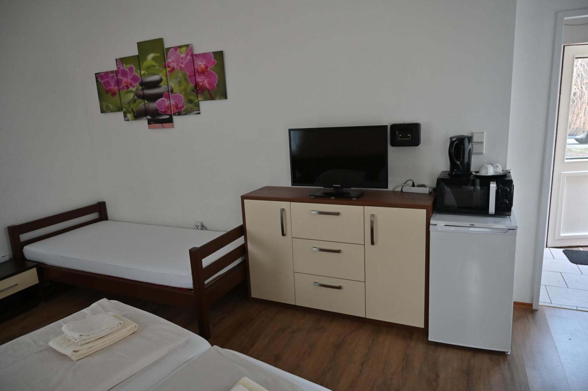 Pension Haus Nova Wiener Neustadt Esterno foto