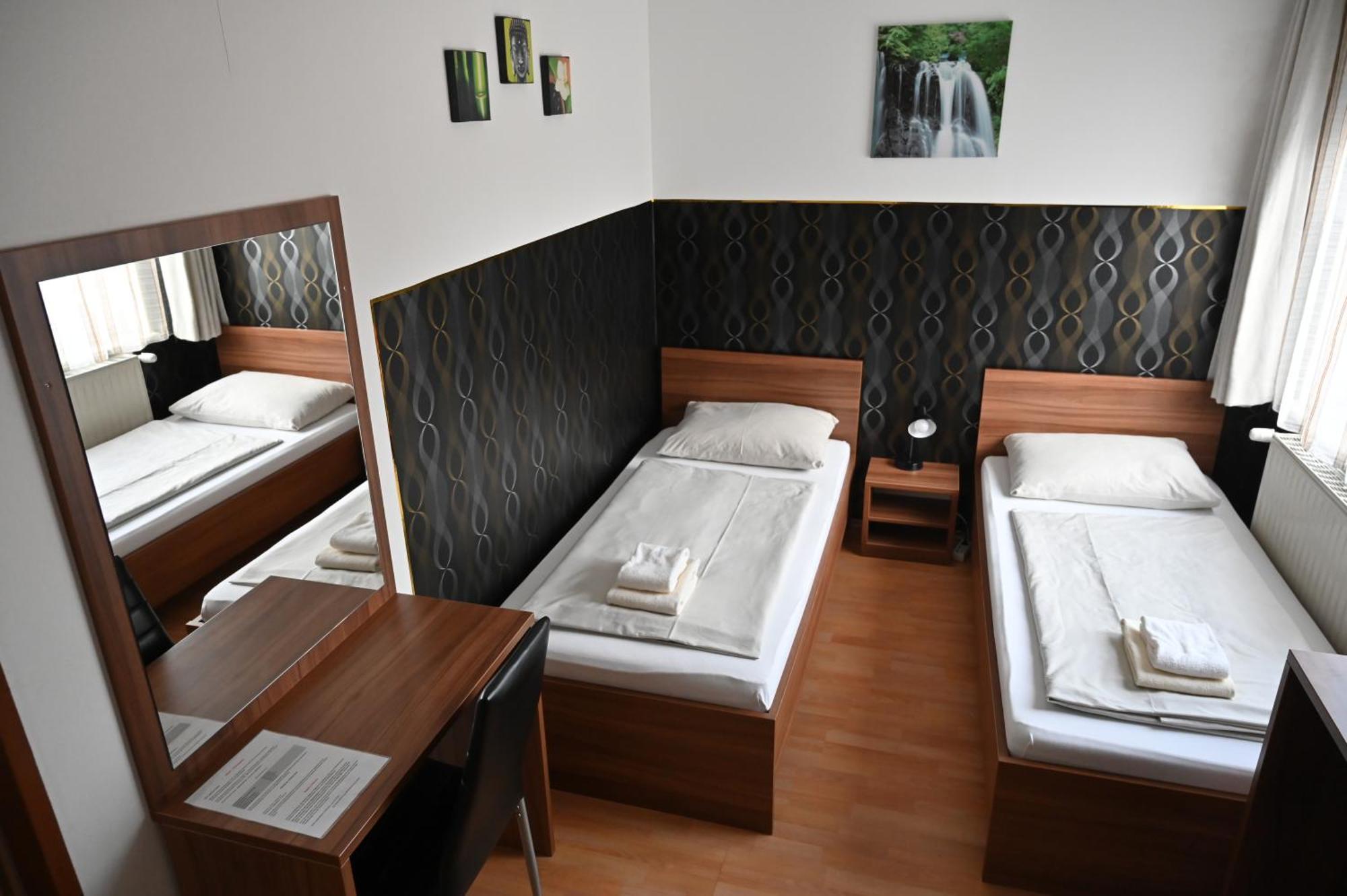 Pension Haus Nova Wiener Neustadt Esterno foto