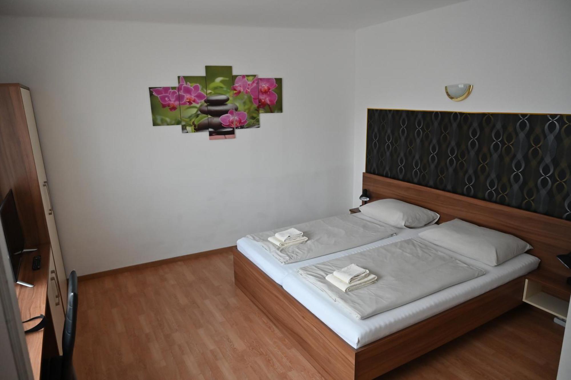 Pension Haus Nova Wiener Neustadt Esterno foto