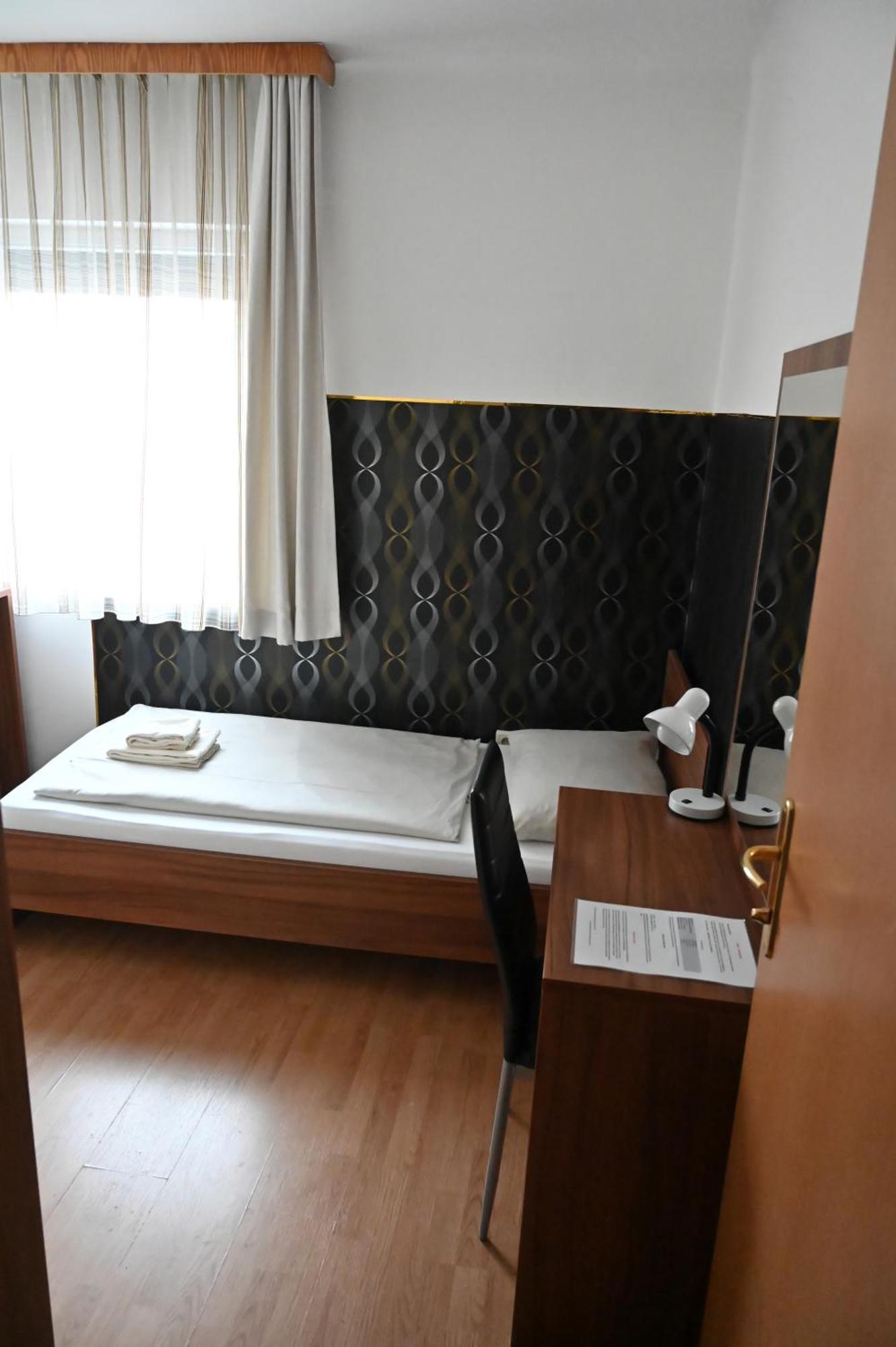 Pension Haus Nova Wiener Neustadt Esterno foto