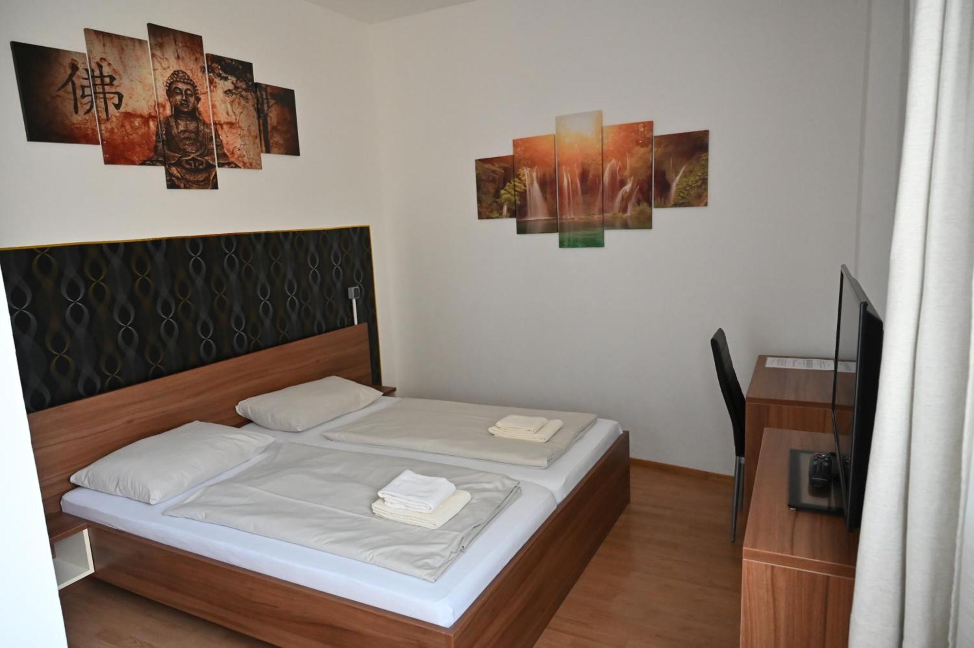 Pension Haus Nova Wiener Neustadt Esterno foto