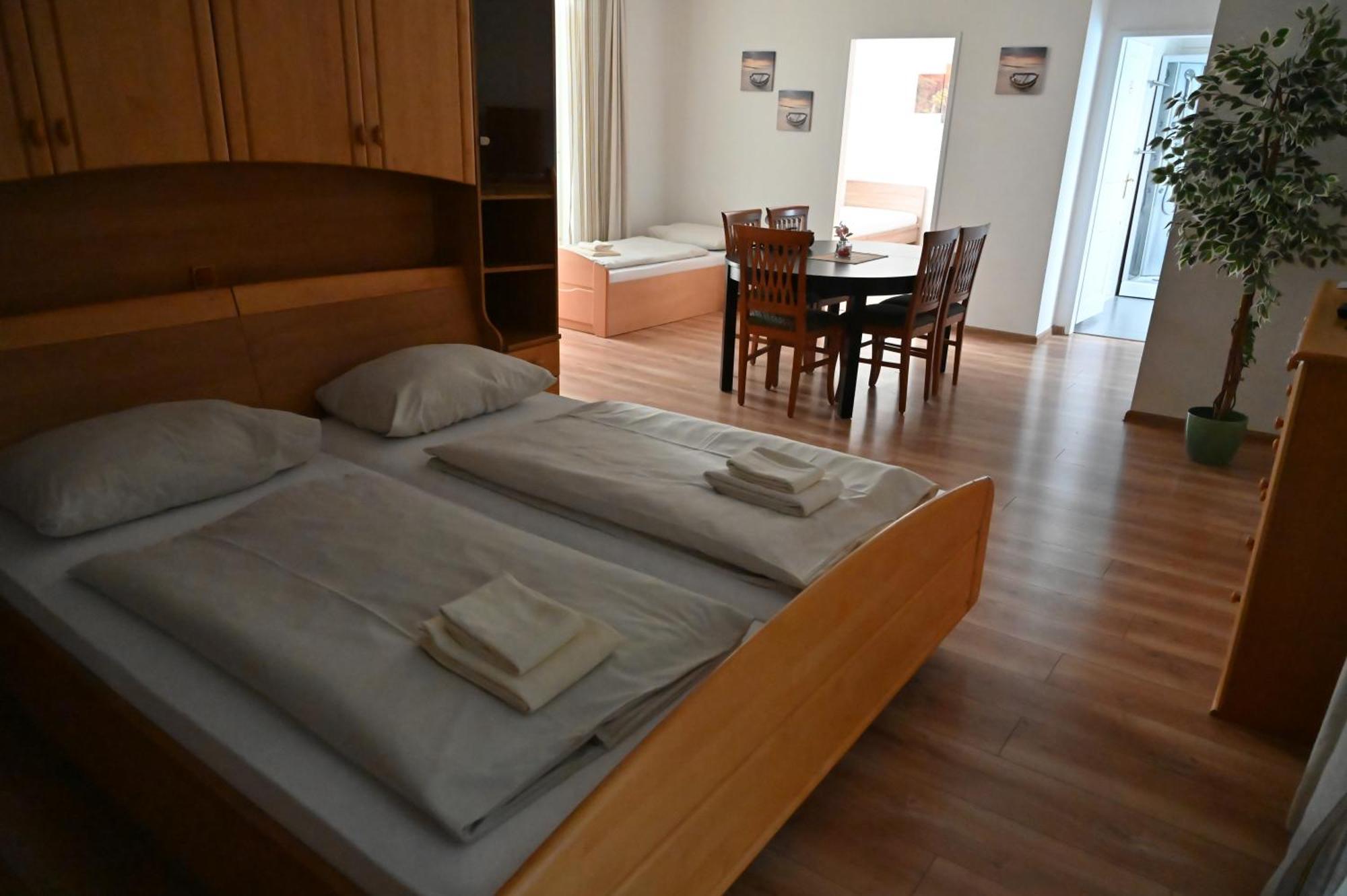 Pension Haus Nova Wiener Neustadt Esterno foto