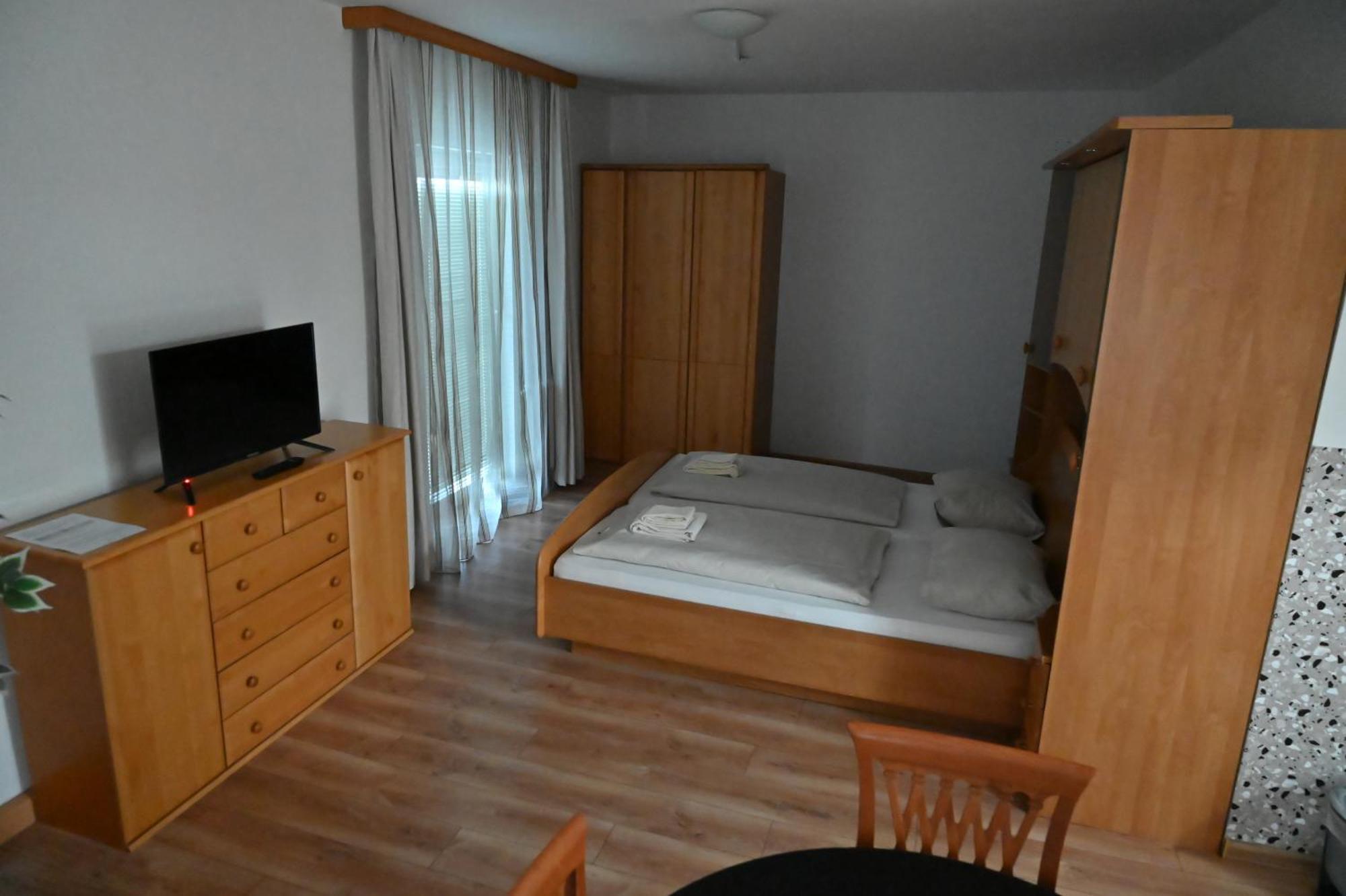 Pension Haus Nova Wiener Neustadt Esterno foto