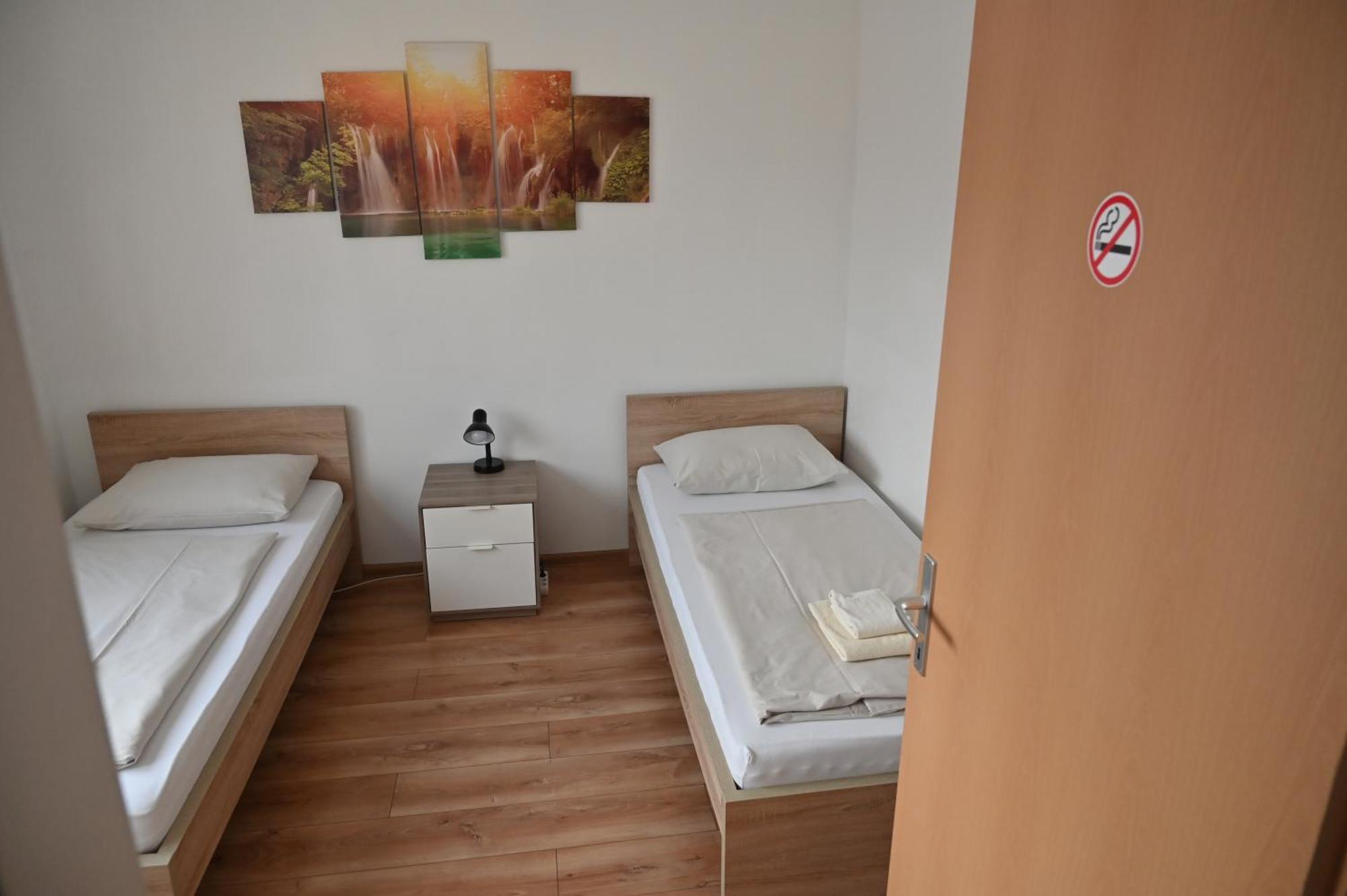 Pension Haus Nova Wiener Neustadt Esterno foto