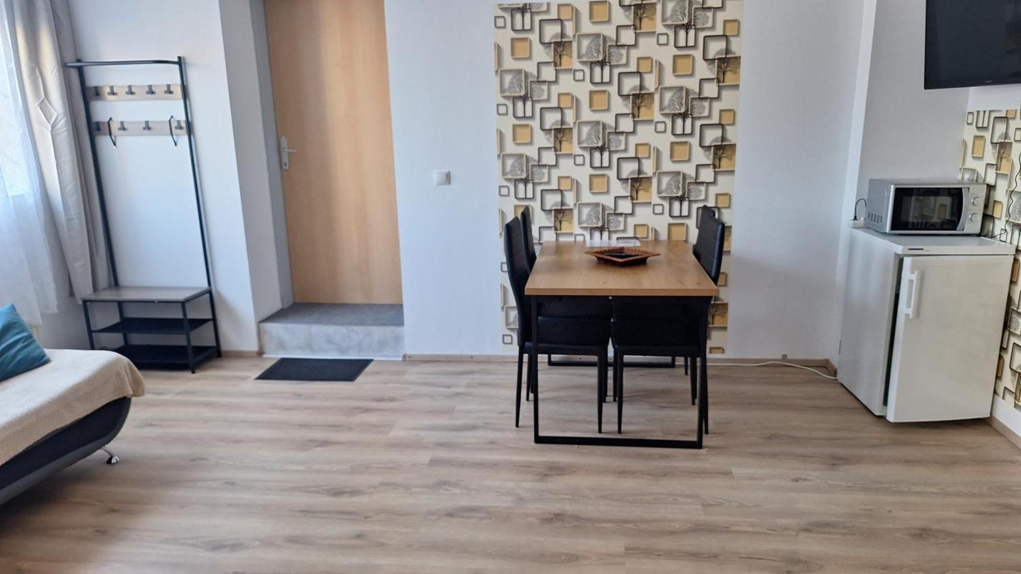 Pension Haus Nova Wiener Neustadt Esterno foto