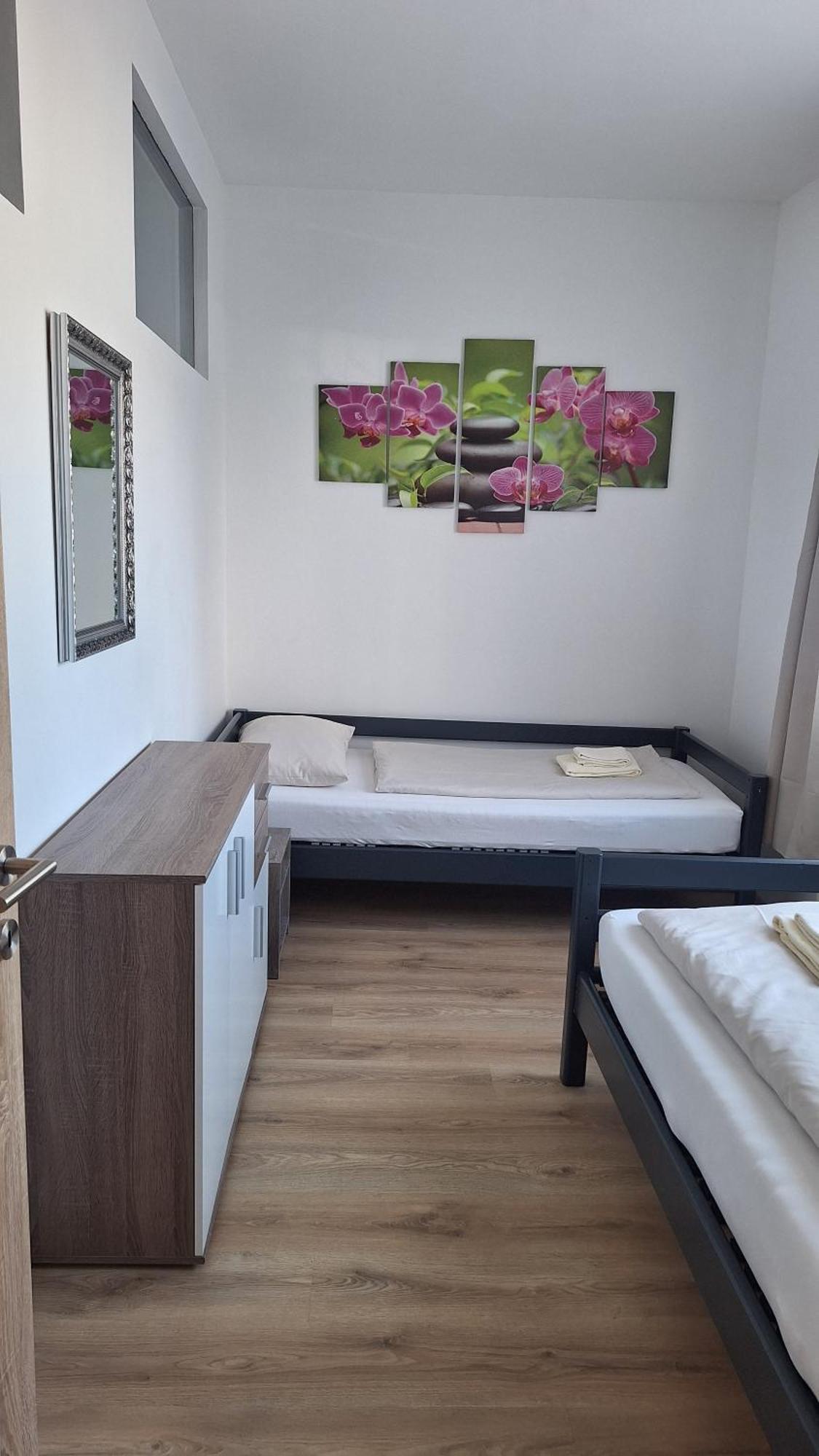 Pension Haus Nova Wiener Neustadt Esterno foto