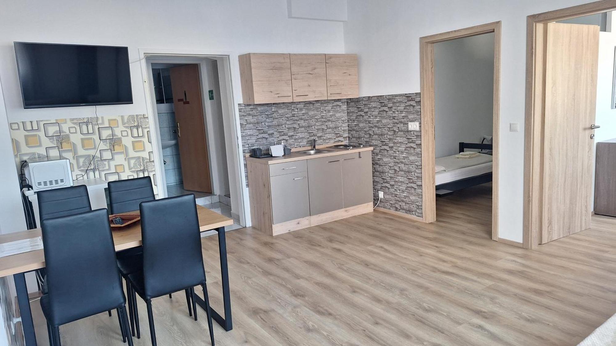 Pension Haus Nova Wiener Neustadt Esterno foto