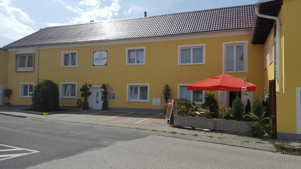 Pension Haus Nova Wiener Neustadt Esterno foto