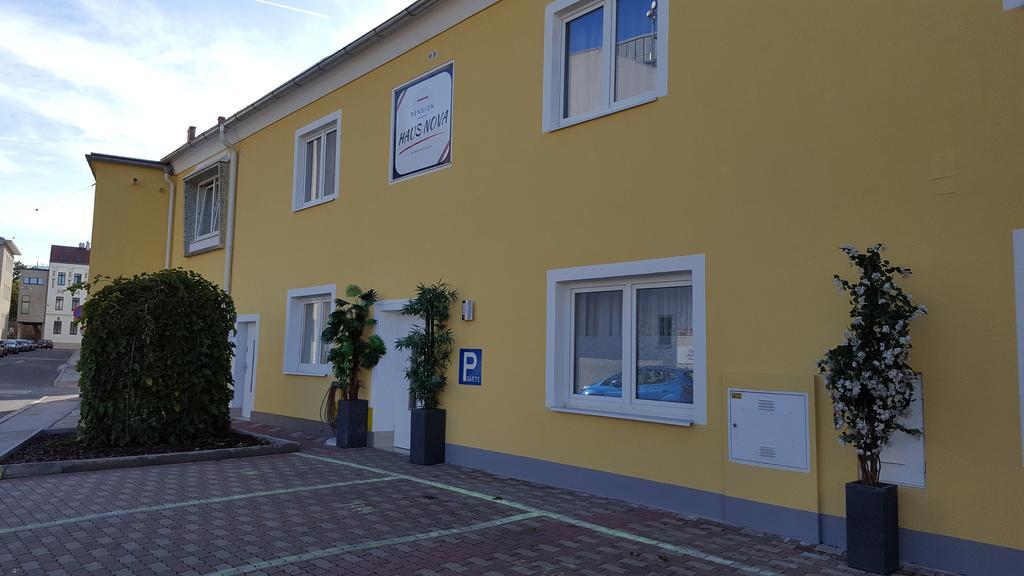 Pension Haus Nova Wiener Neustadt Esterno foto